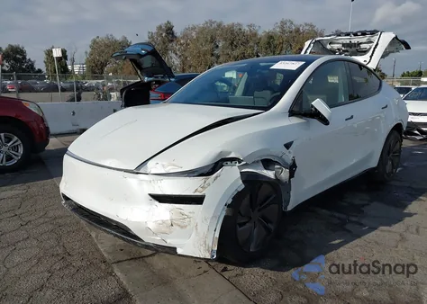 2026 Tesla Model Y Long Range Dual Motor All-Wheel Drive z USA, uszkodzony, nr VIN 7SAYGDED7TF446169